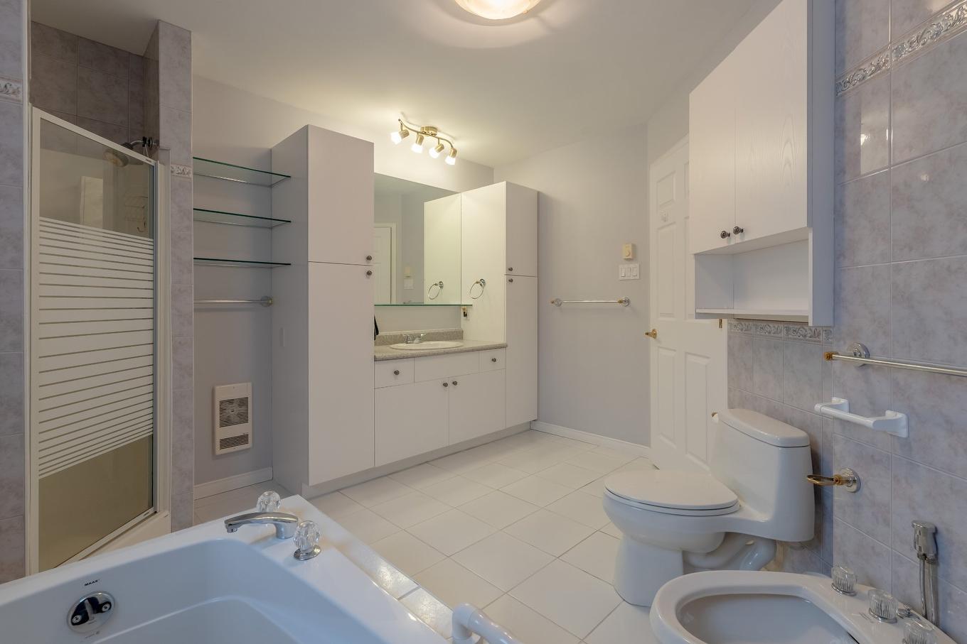 Bathroom - 5585 Rue Anthony, Brossard, QC - Indoor Photo Showing Bathroom