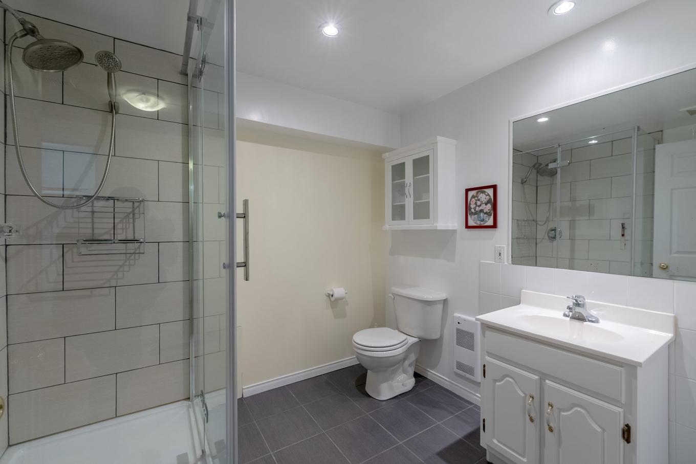 Bathroom - 5585 Rue Anthony, Brossard, QC - Indoor Photo Showing Bathroom