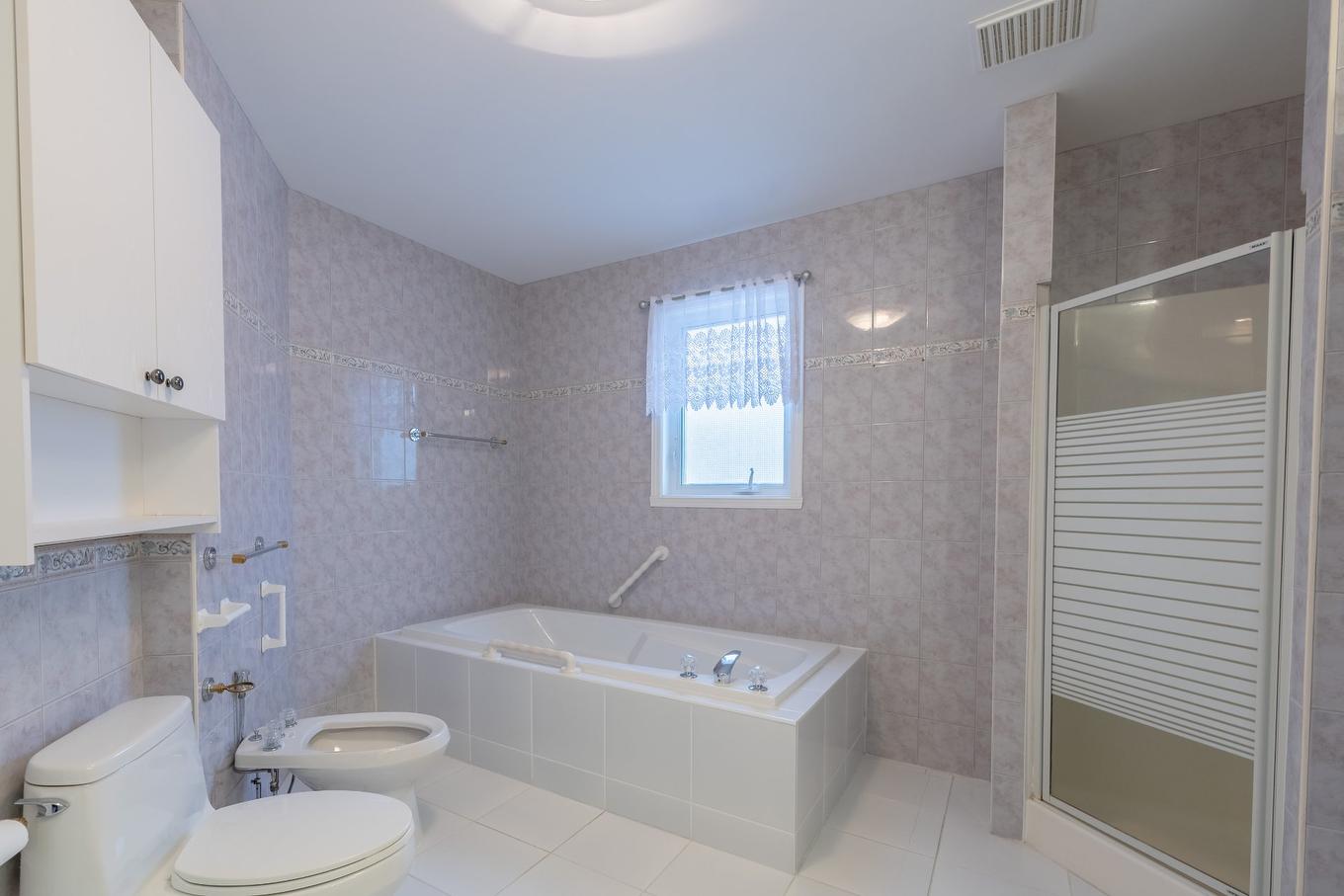 Bathroom - 5585 Rue Anthony, Brossard, QC - Indoor Photo Showing Bathroom