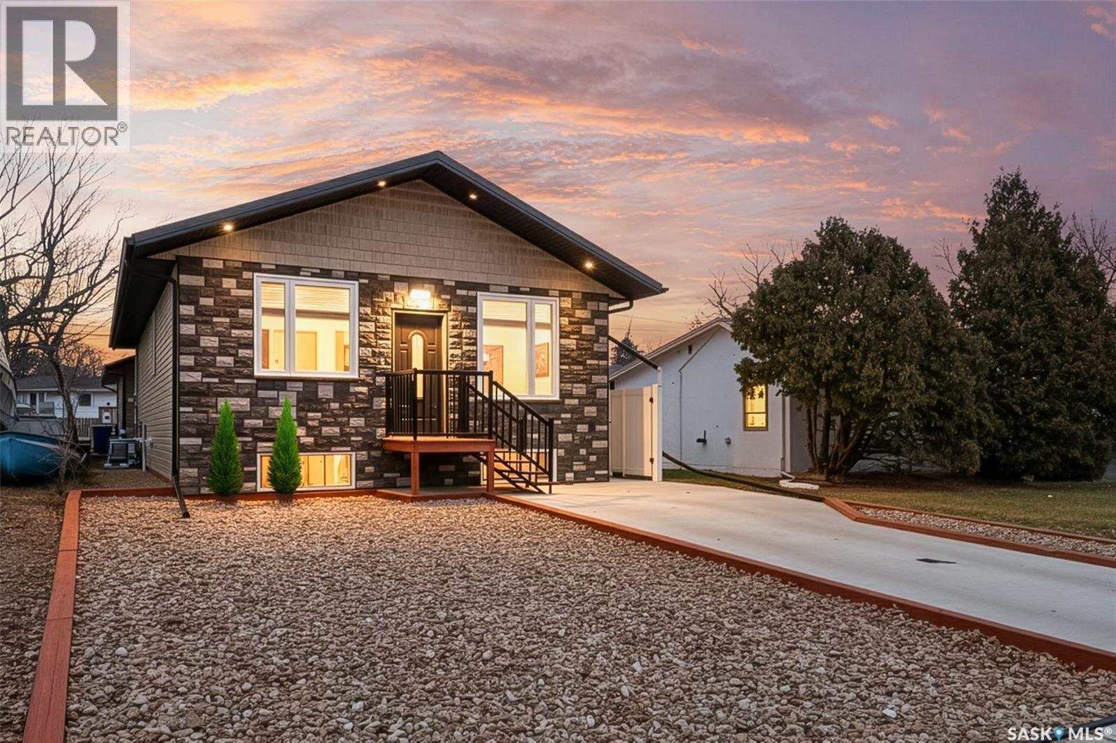 1148 Hochelaga Street W, Moose Jaw, SK - Outdoor