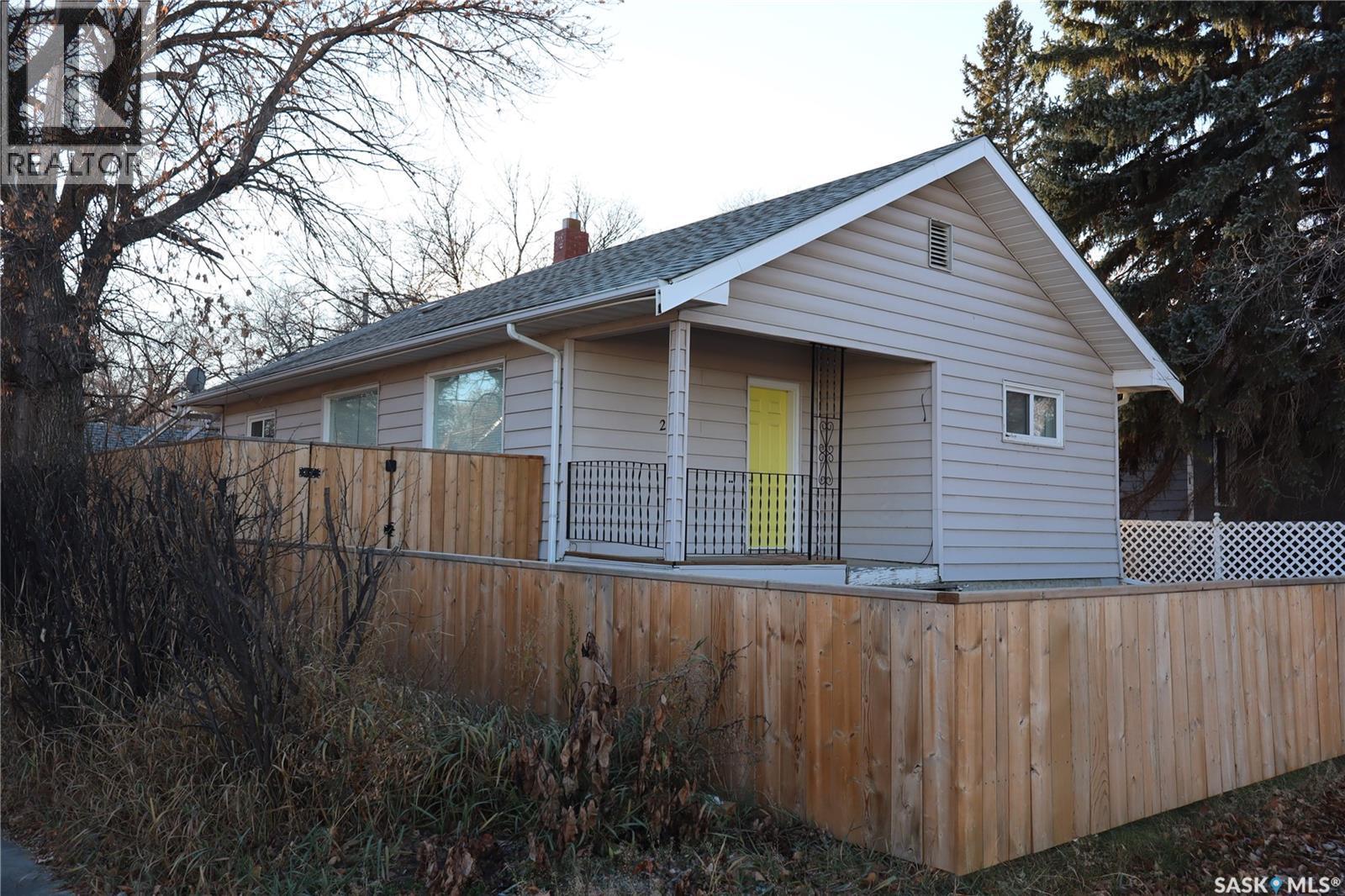 203 5Th Avenue W, Assiniboia, SK - Outdoor