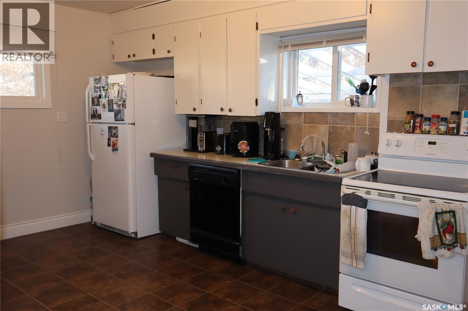 203 5Th Avenue W, Assiniboia, SK - Indoor Photo Showing Kitchen With Double Sink
