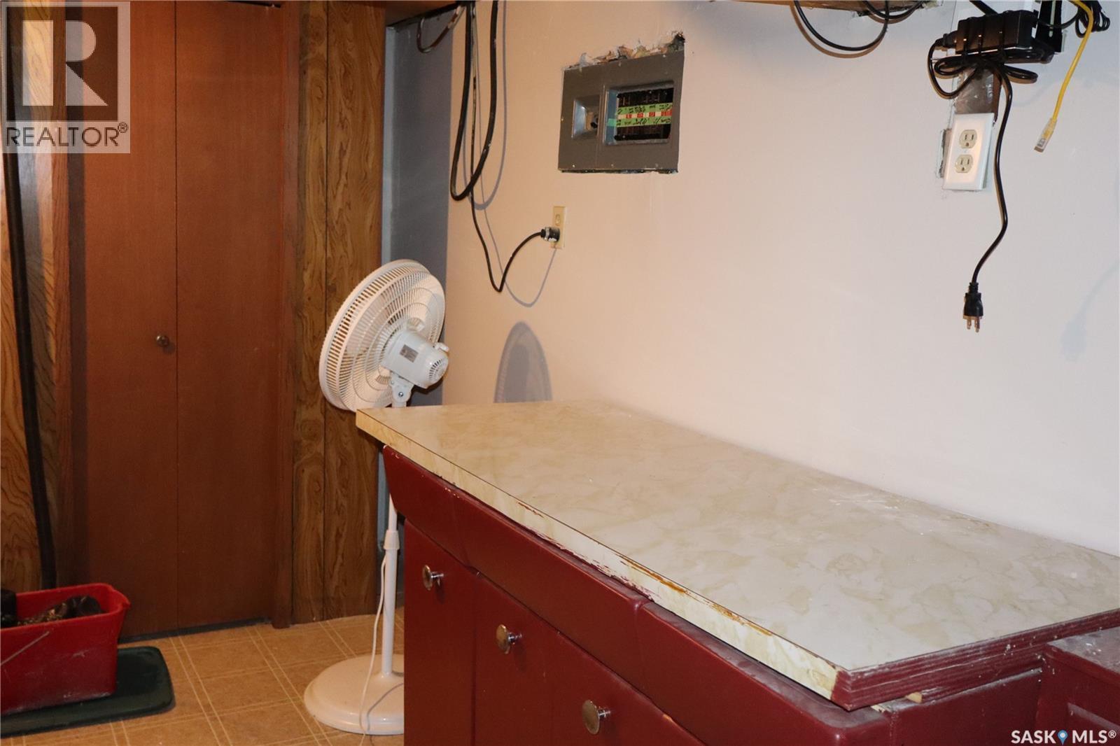 203 5Th Avenue W, Assiniboia, SK - Indoor