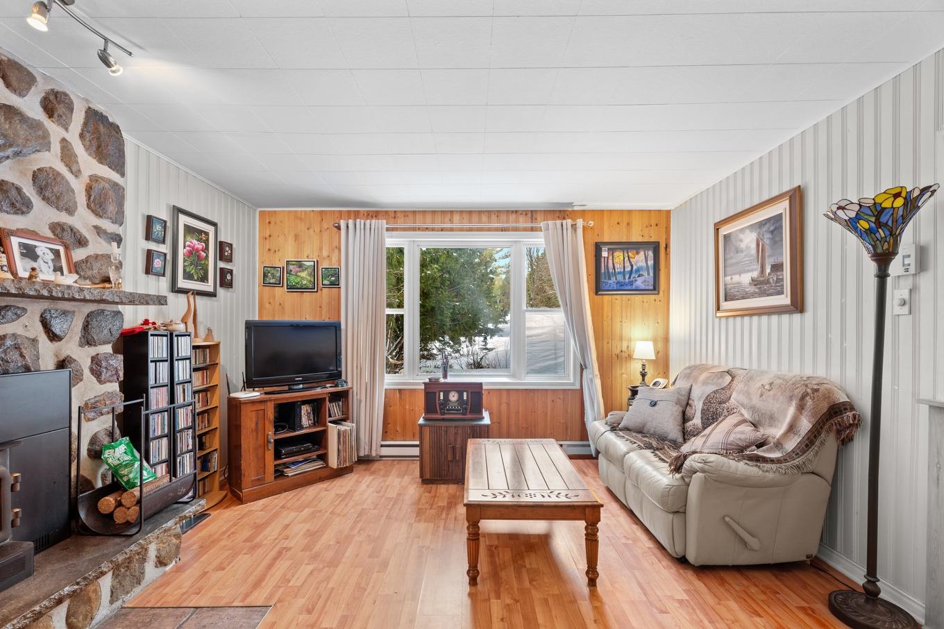 Living room - 1956 Av. A.-Boileau, Sainte-Lucie-Des-Laurentides, QC - Indoor Photo Showing Living Room