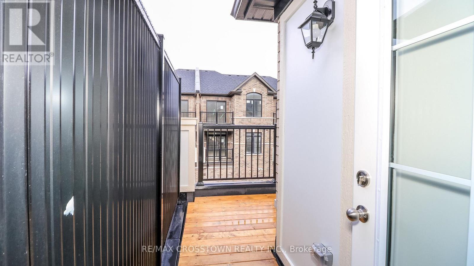 Unit 21 - 2023 Matteer Court, Innisfil, ON - With Balcony With Exterior