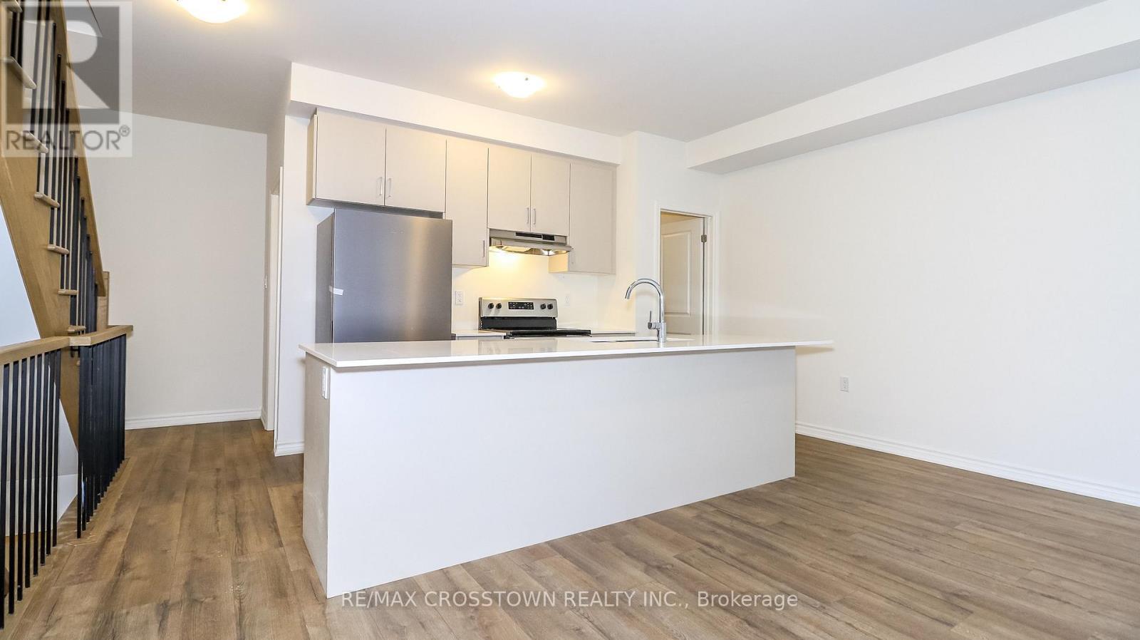 Unit 21 - 2023 Matteer Court, Innisfil, ON - Indoor Photo Showing Kitchen With Upgraded Kitchen