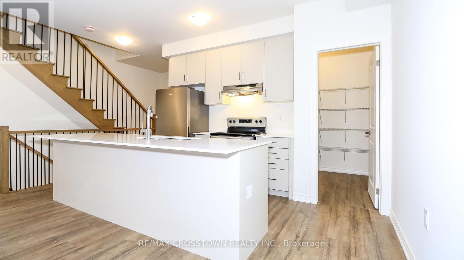 Unit 21 - 2023 Matteer Court, Innisfil, ON - Indoor Photo Showing Kitchen