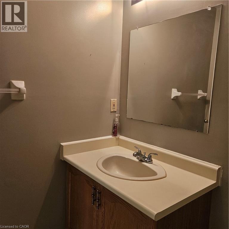 Bathroom with vanity - 115 Cranston Avenue, Cambridge, ON - Indoor Photo Showing Bathroom