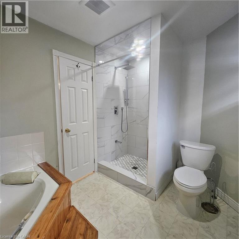 Bathroom featuring tiled shower and toilet - 115 Cranston Avenue, Cambridge, ON - Indoor Photo Showing Bathroom