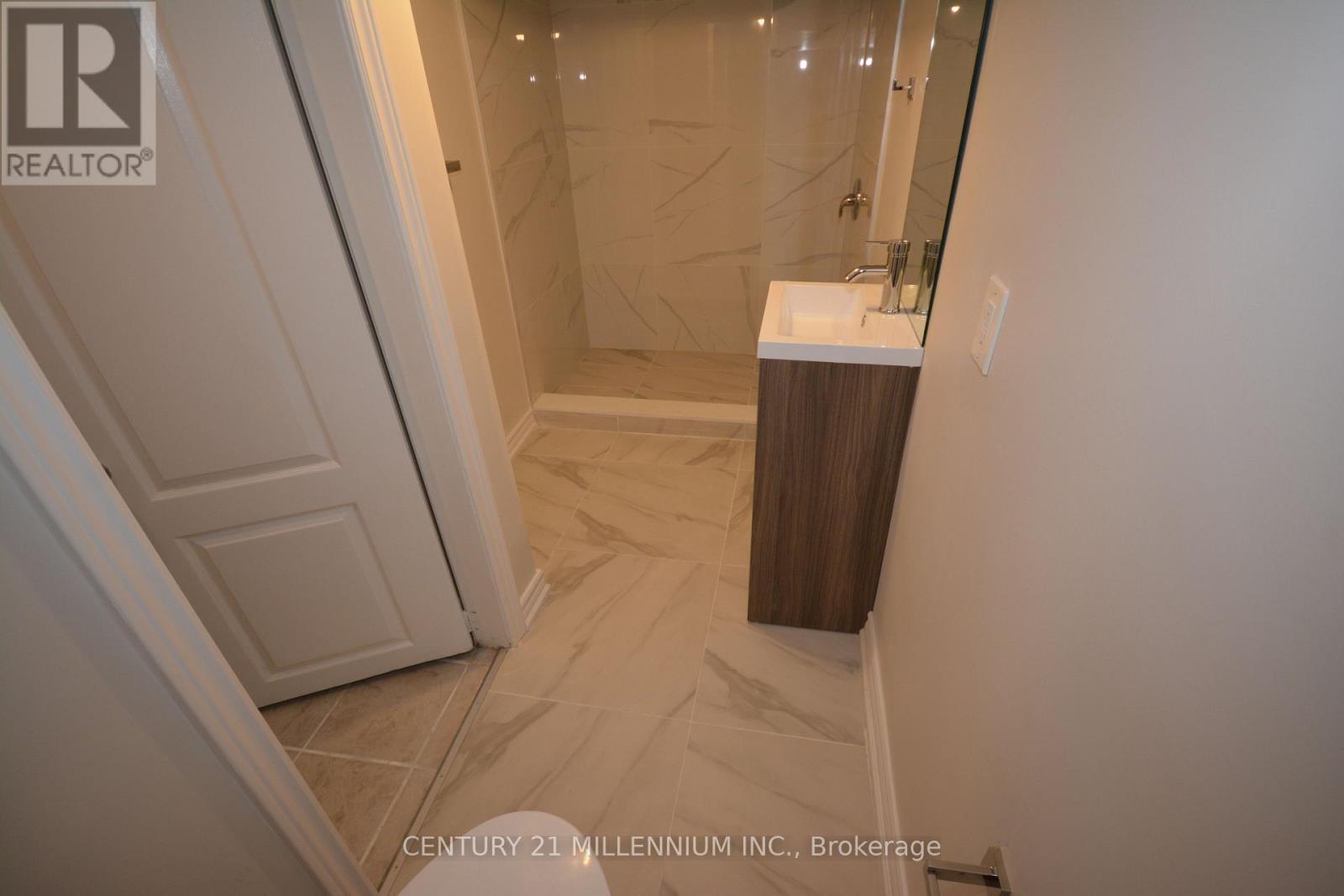 8 West Street W, Brampton, ON - Indoor Photo Showing Bathroom
