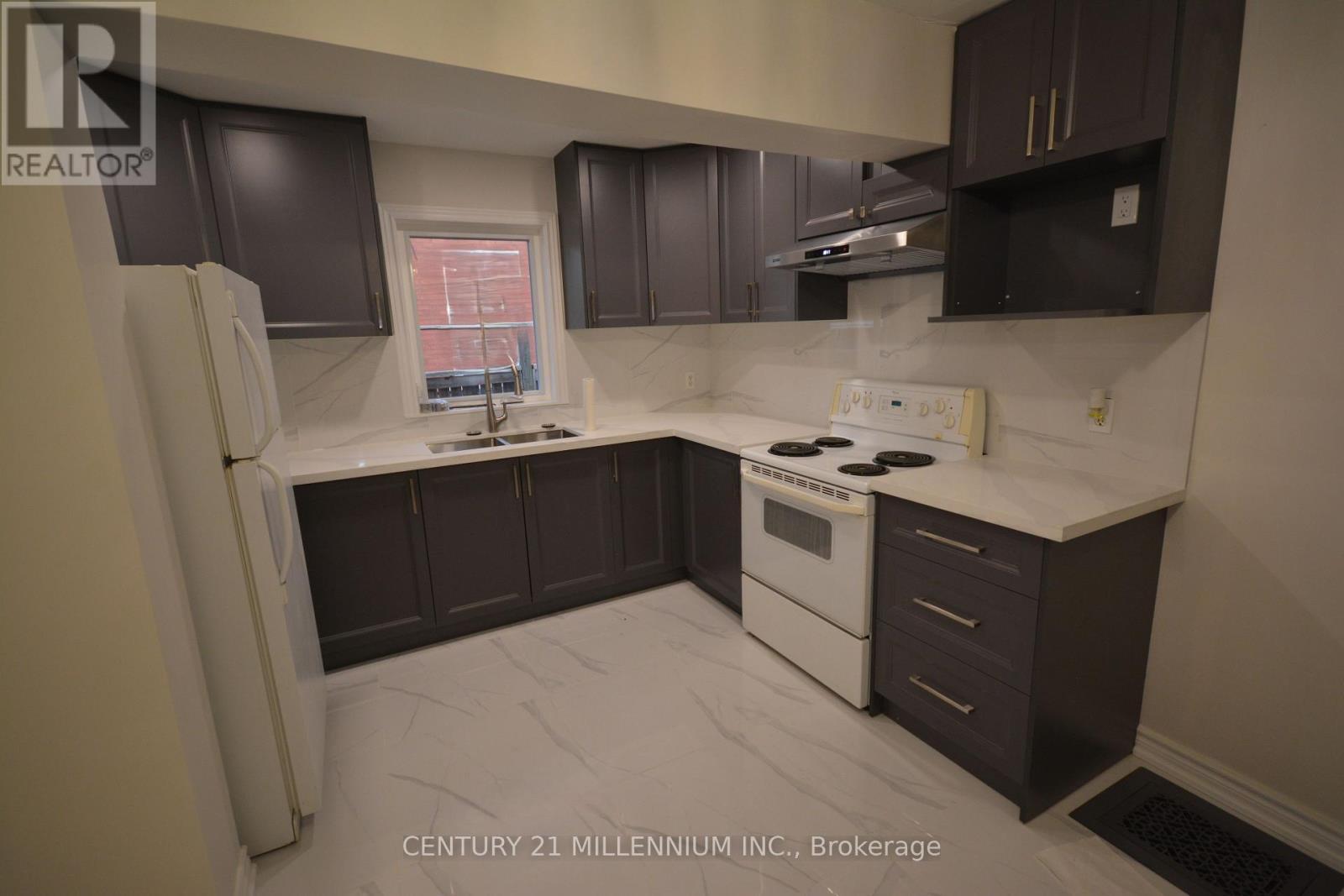 8 West Street W, Brampton, ON - Indoor Photo Showing Kitchen With Double Sink