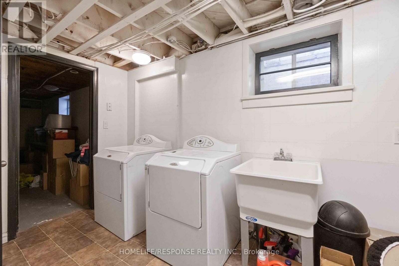 1554 Lochlin Trail, Mississauga, ON - Indoor Photo Showing Laundry Room