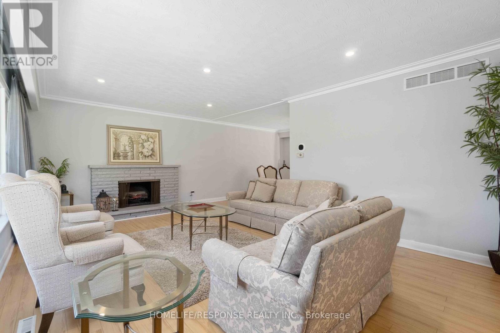 1554 Lochlin Trail, Mississauga, ON - Indoor Photo Showing Living Room With Fireplace