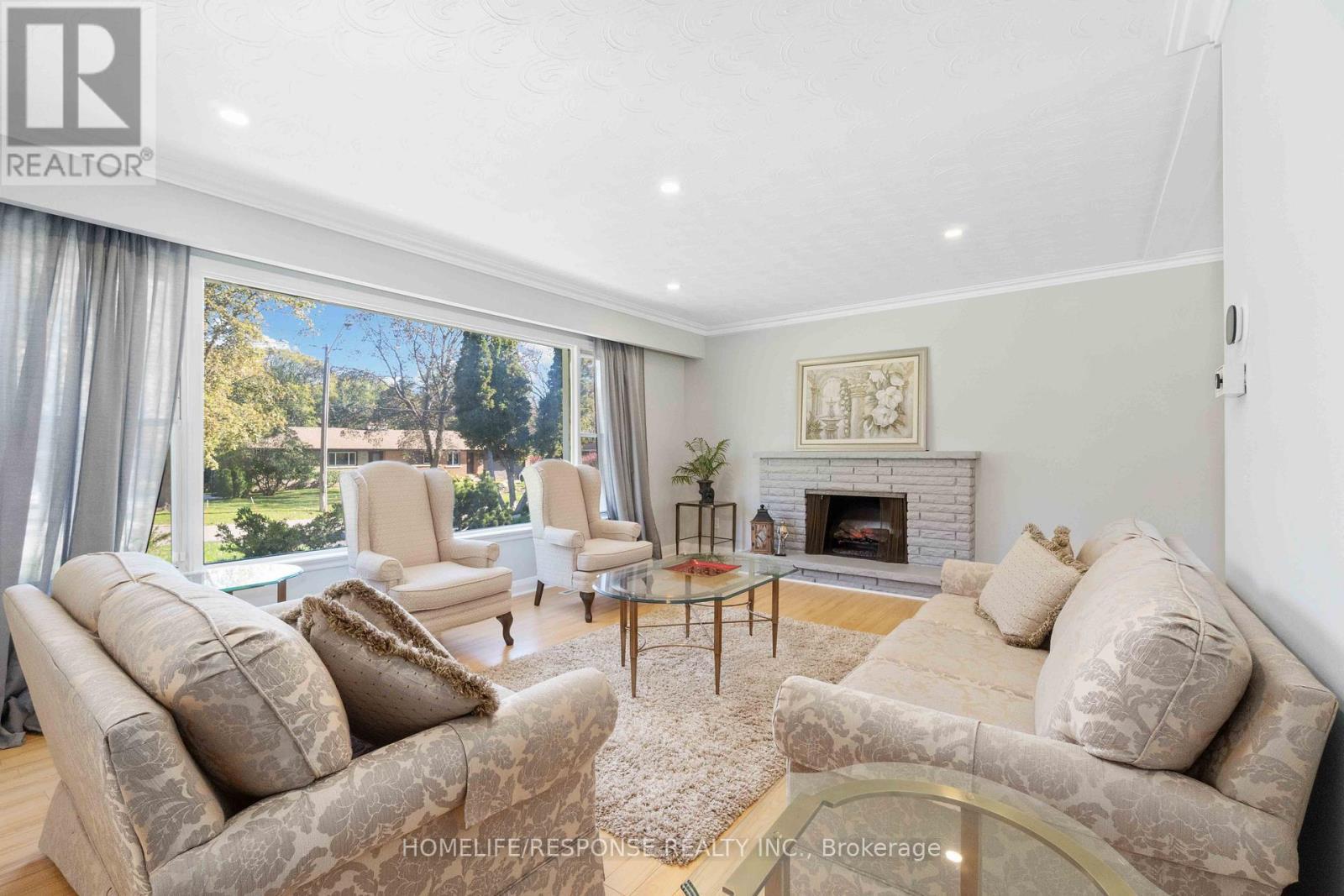 1554 Lochlin Trail, Mississauga, ON - Indoor Photo Showing Living Room With Fireplace
