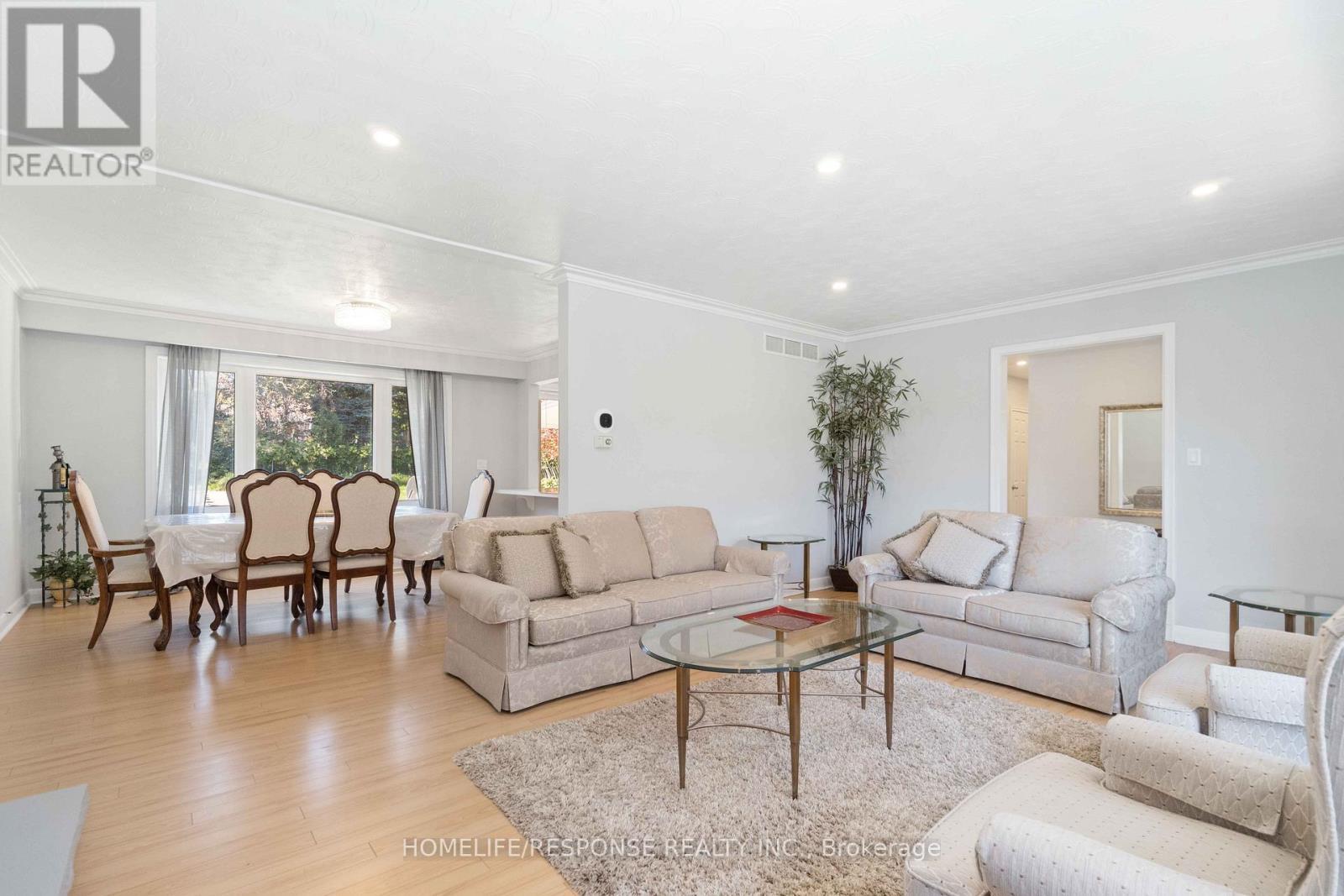 1554 Lochlin Trail, Mississauga, ON - Indoor Photo Showing Living Room