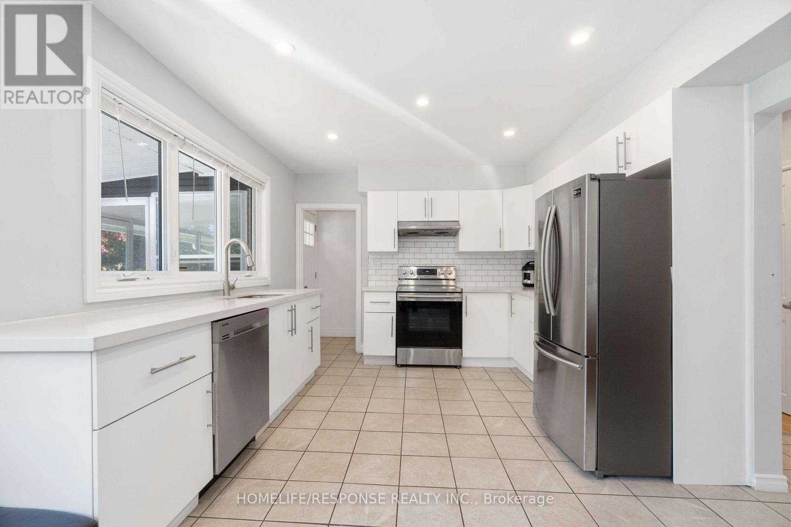 1554 Lochlin Trail, Mississauga, ON - Indoor Photo Showing Kitchen With Upgraded Kitchen