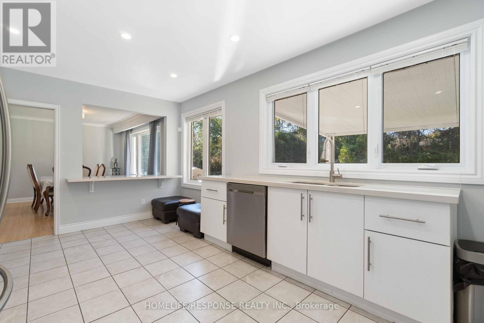 1554 Lochlin Trail, Mississauga, ON - Indoor Photo Showing Kitchen