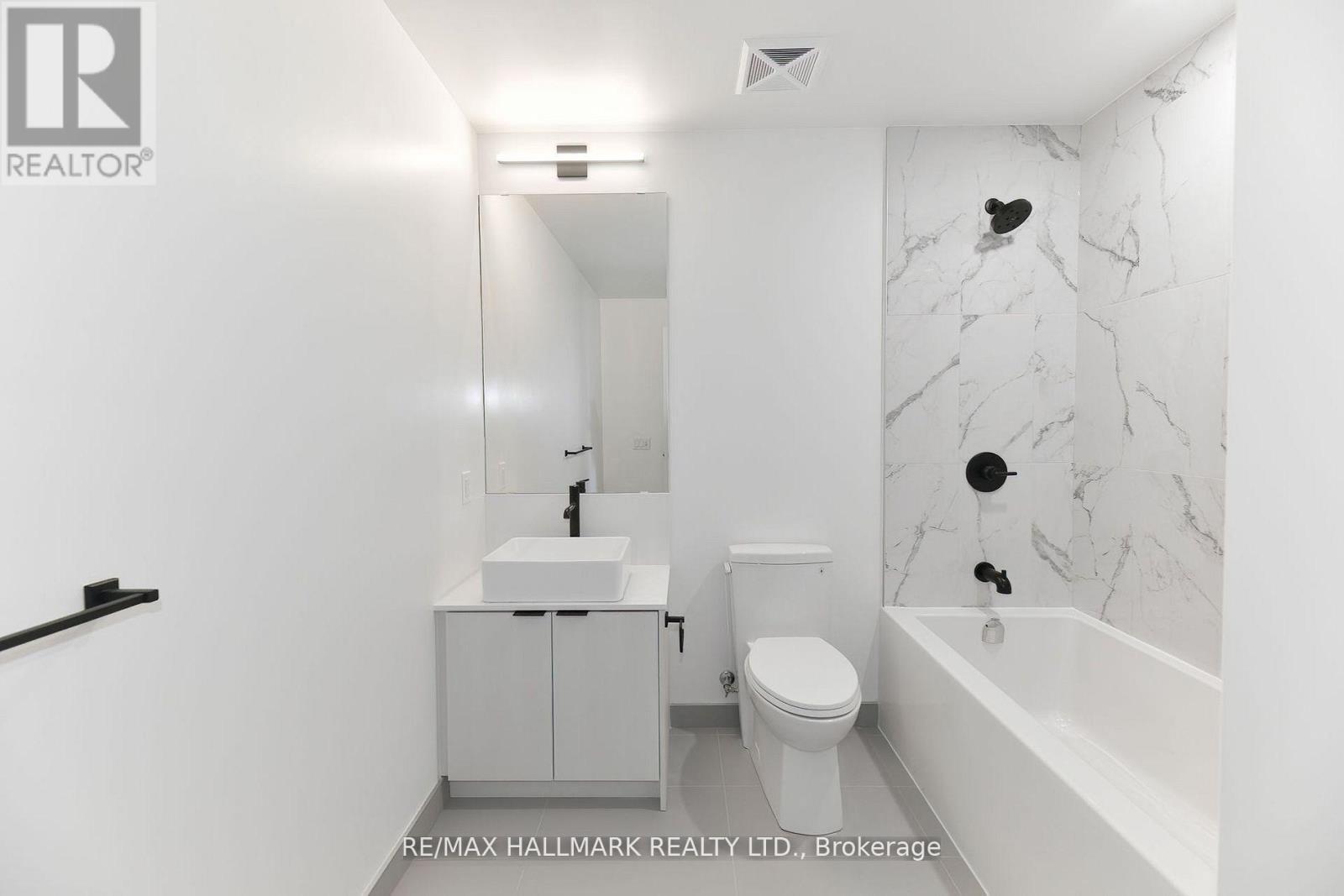 Spa-Like 4Pc Bathroom W Bath/Shower & B/I Vanity - 503 - 1285 Dupont Street, Toronto, ON - Indoor Photo Showing Bathroom