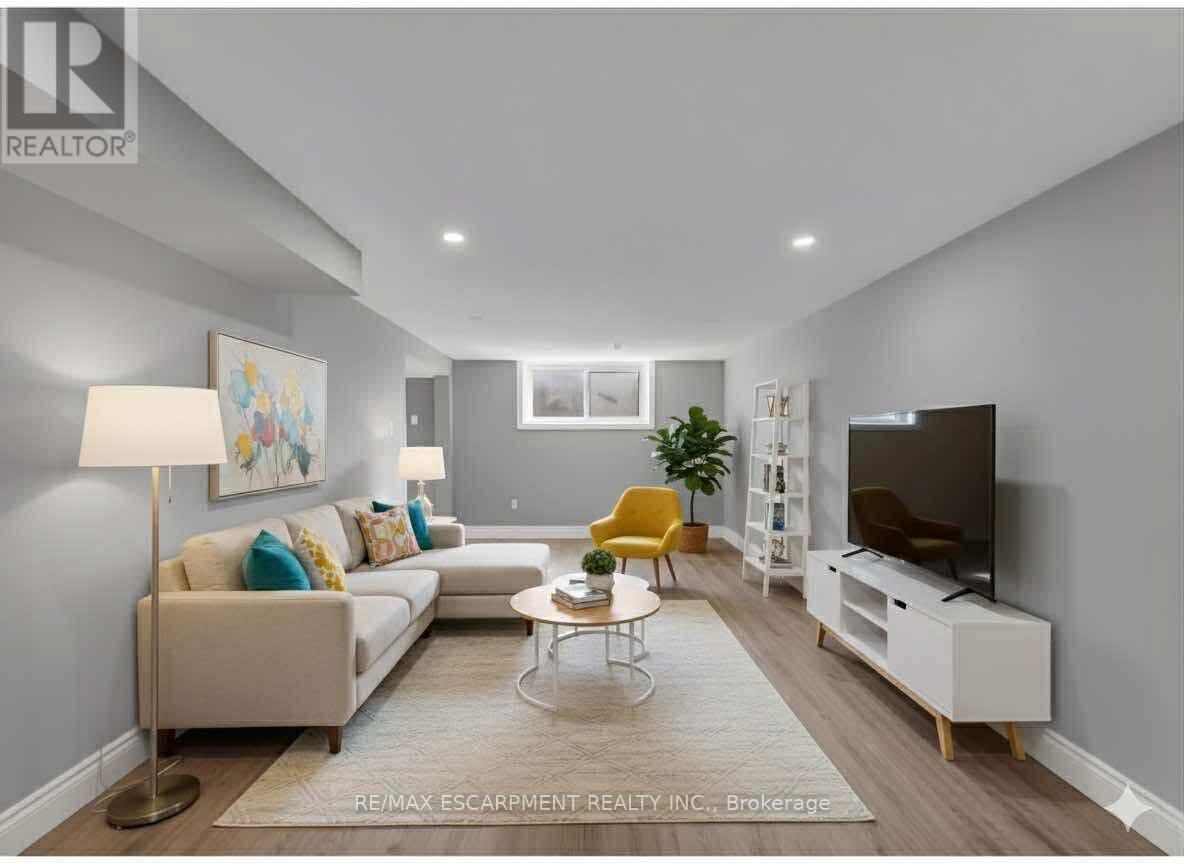 Lower - 143 Highridge Avenue, Hamilton, ON - Indoor Photo Showing Living Room