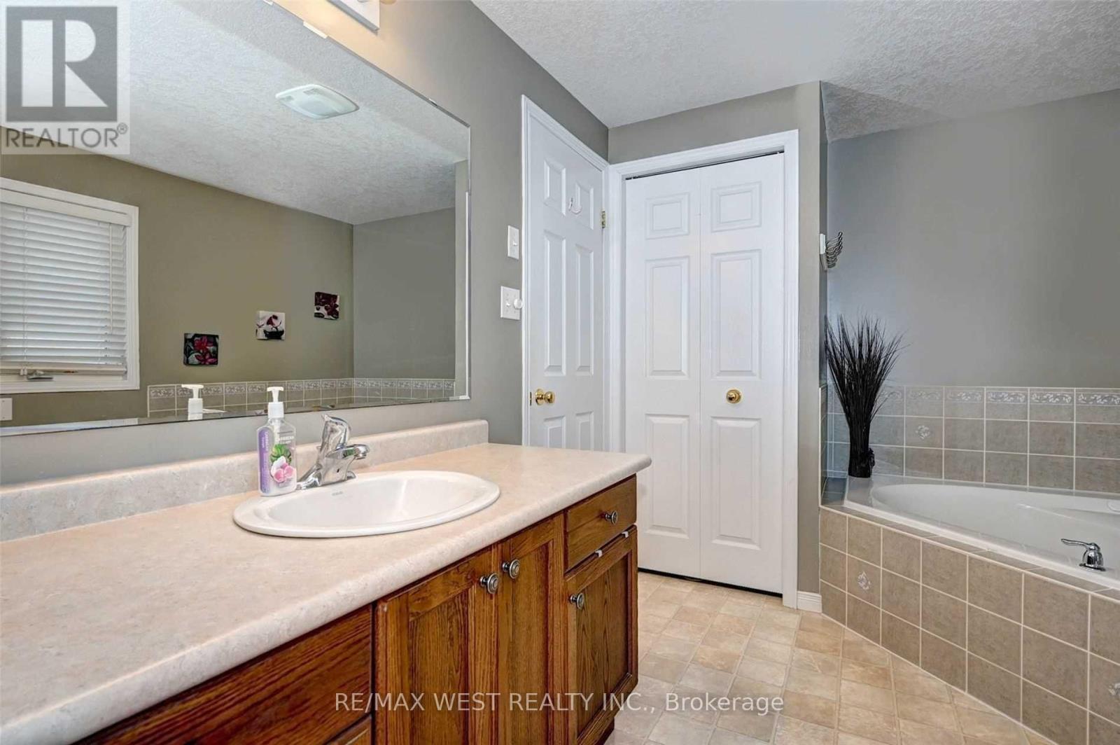 10 Verona Street, Kitchener, ON - Indoor Photo Showing Bathroom