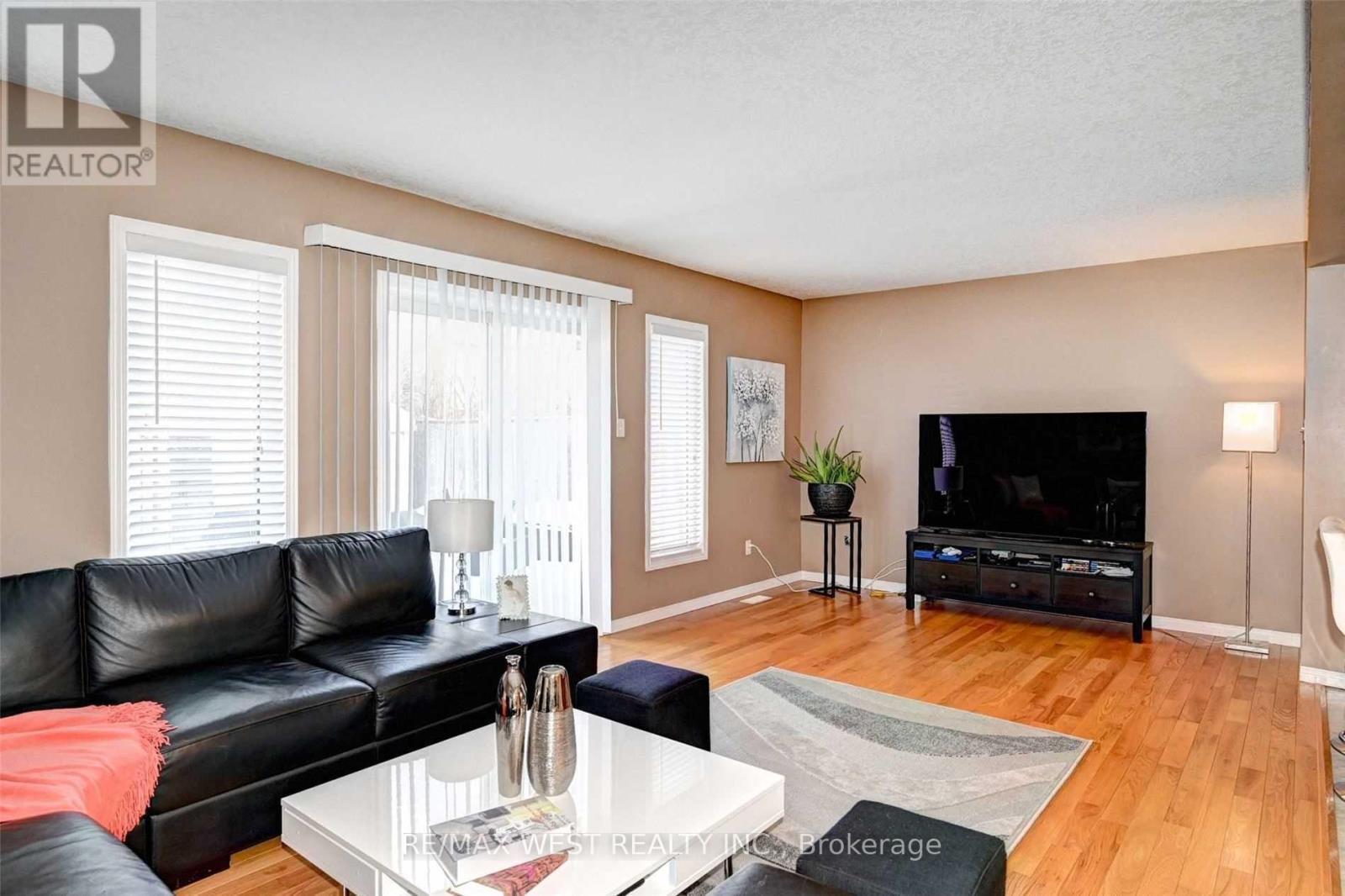 10 Verona Street, Kitchener, ON - Indoor Photo Showing Living Room