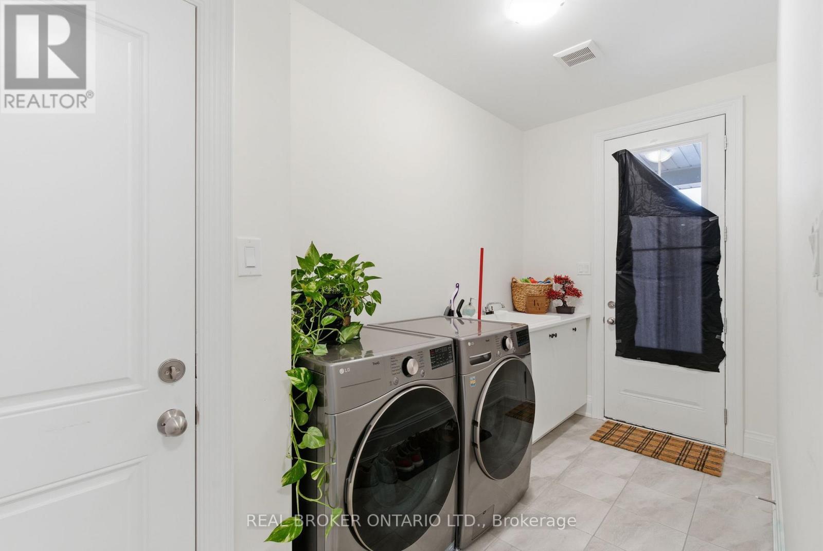 26 Autumn Frost Road, Otonabee-South Monaghan, ON - Indoor Photo Showing Laundry Room