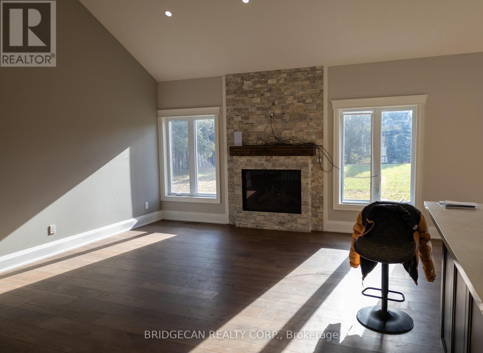 75 Robinson Road, Cambridge, ON - Indoor Photo Showing Living Room With Fireplace