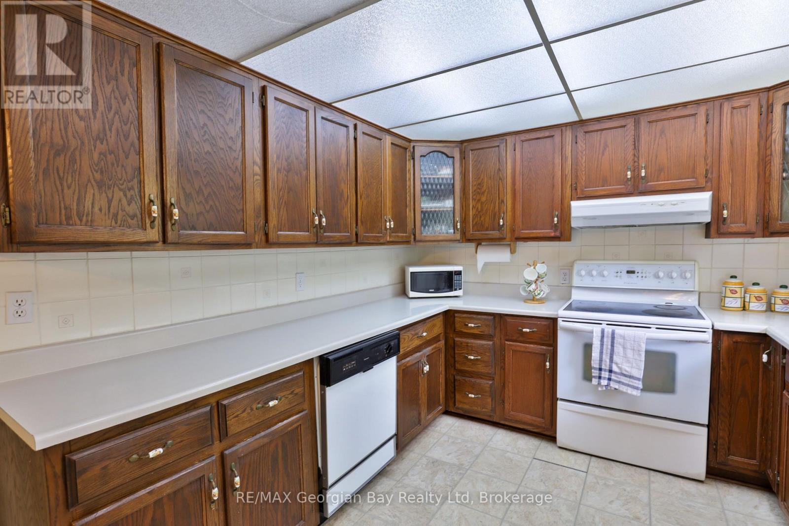 1 Lindale Avenue, Tiny, ON - Indoor Photo Showing Kitchen