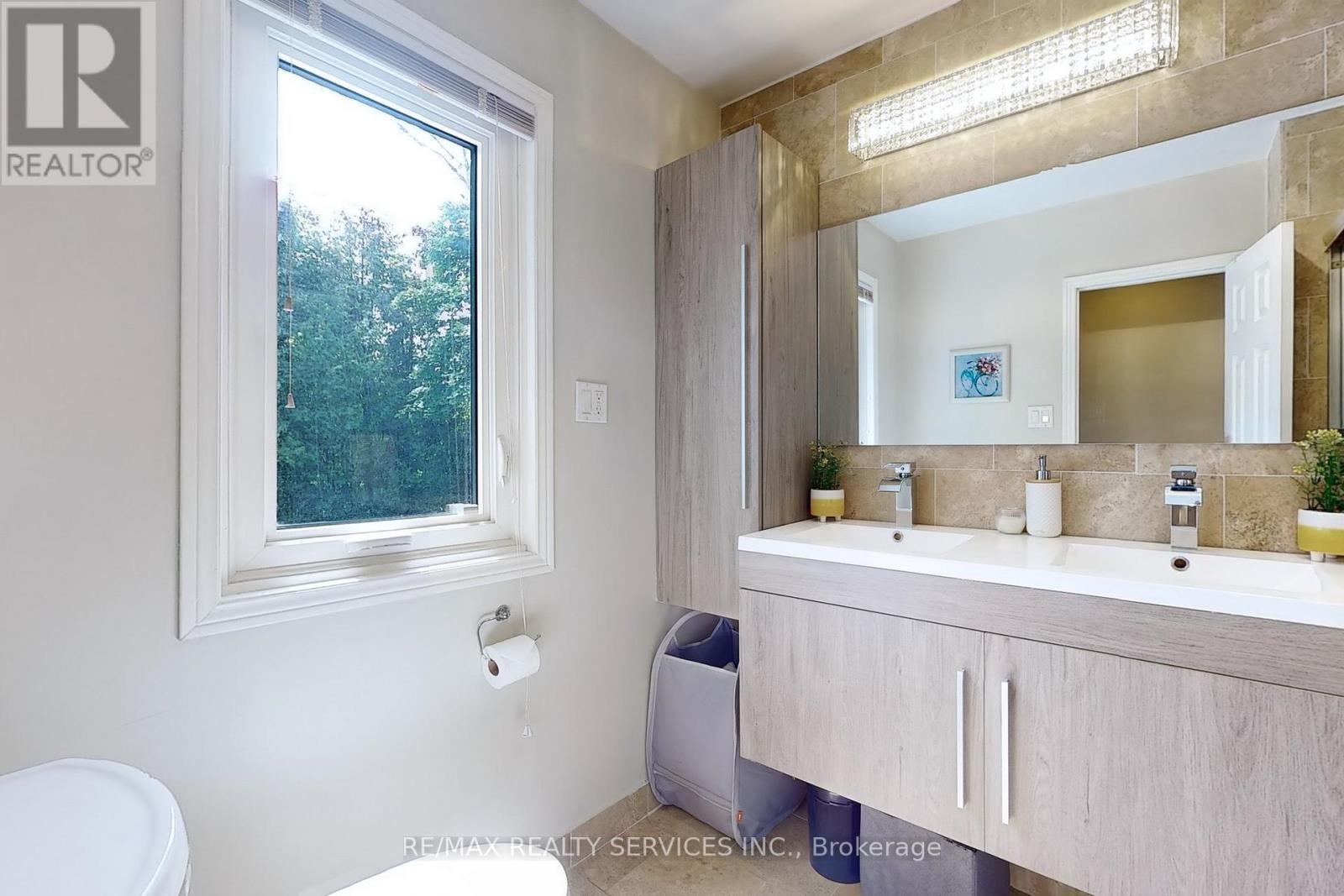 1924 Balsam Avenue, Mississauga, ON - Indoor Photo Showing Bathroom