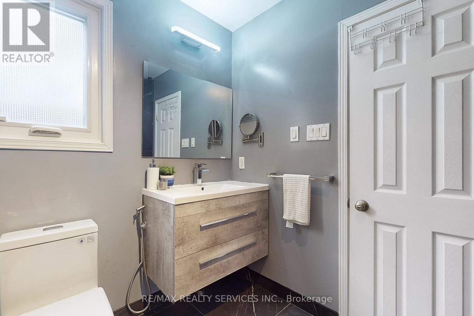1924 Balsam Avenue, Mississauga, ON - Indoor Photo Showing Bathroom