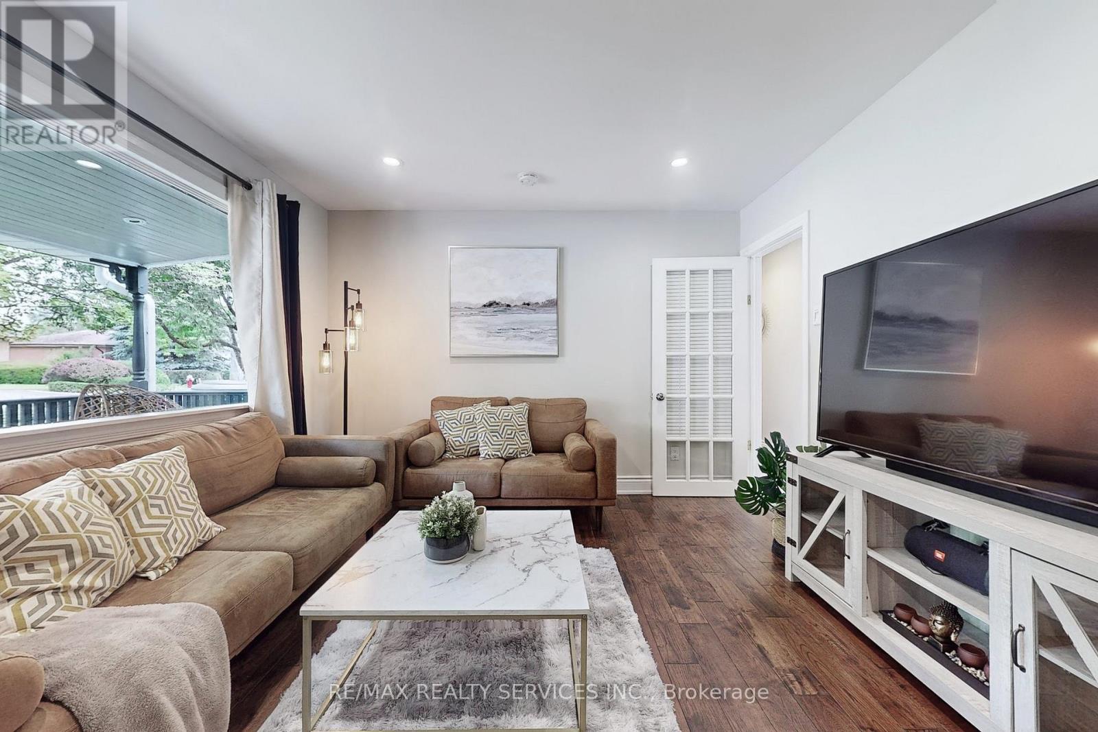 1924 Balsam Avenue, Mississauga, ON - Indoor Photo Showing Living Room