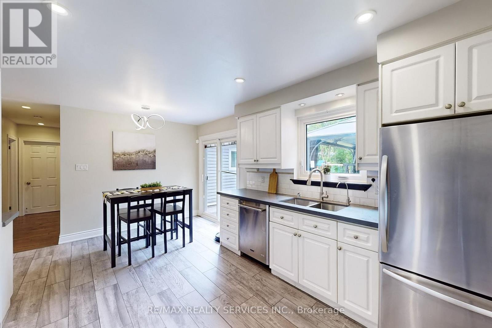 1924 Balsam Avenue, Mississauga, ON - Indoor Photo Showing Kitchen