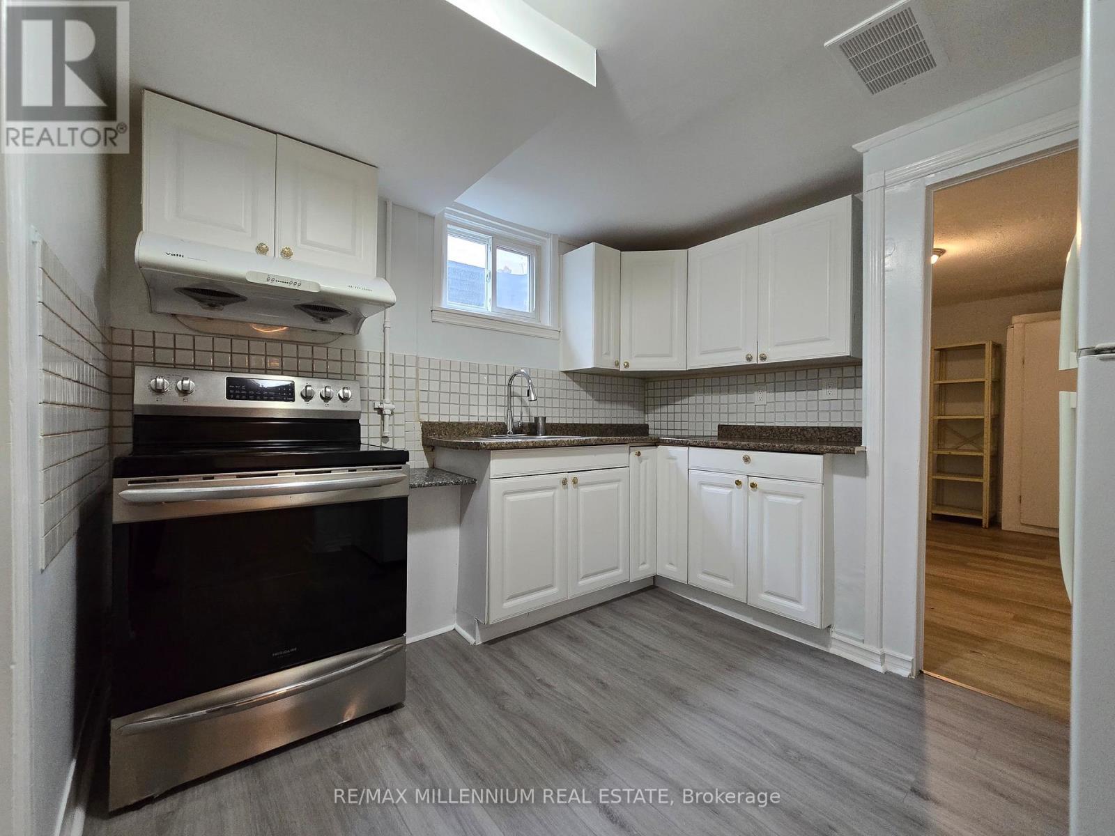 Bsmt - 144 Clarence Street, Brampton, ON - Indoor Photo Showing Kitchen