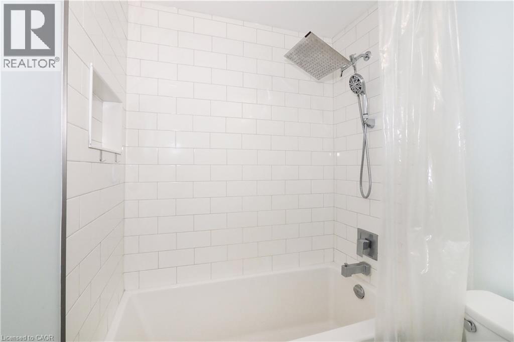 Bathroom featuring shower / bath combo with shower curtain and toilet - 255 Northlake Drive Unit# 27, Waterloo, ON - Indoor Photo Showing Bathroom