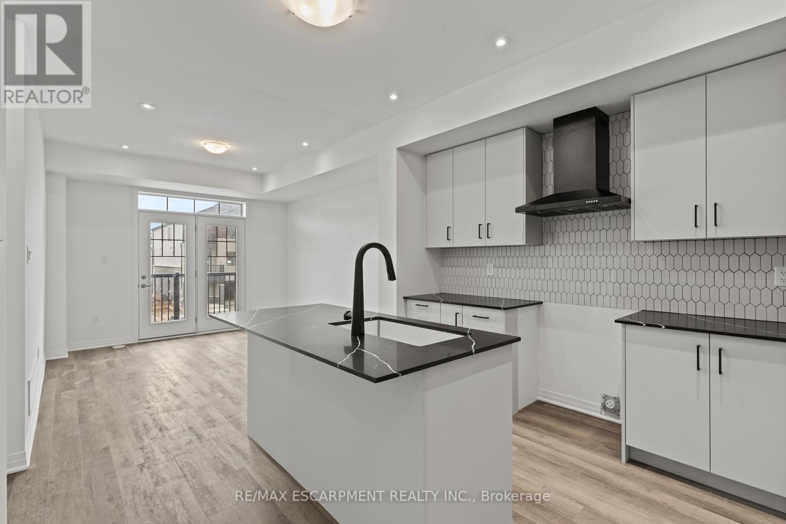 62 Pogie Drive, Welland, ON - Indoor Photo Showing Kitchen With Upgraded Kitchen