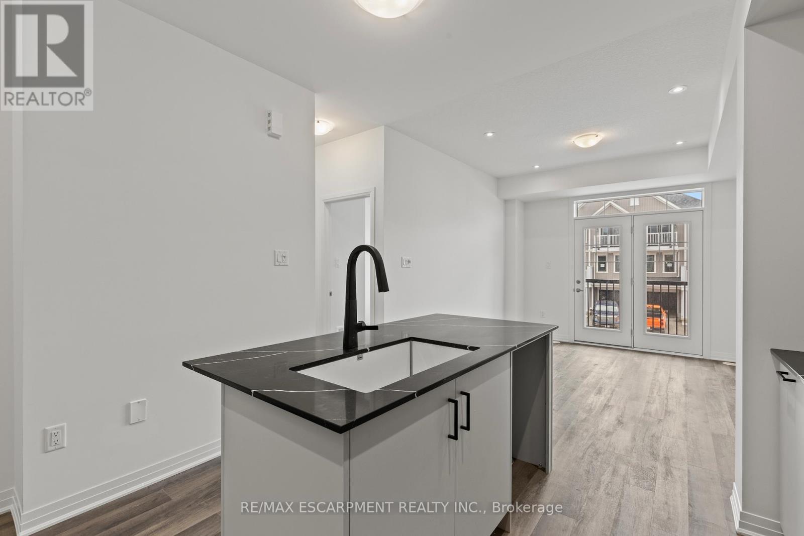 62 Pogie Drive, Welland, ON - Indoor Photo Showing Kitchen