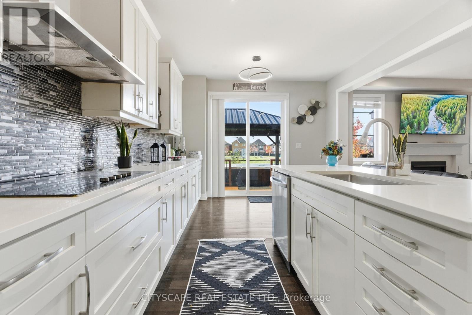 28 Celano Drive, Hamilton, ON - Indoor Photo Showing Kitchen With Upgraded Kitchen