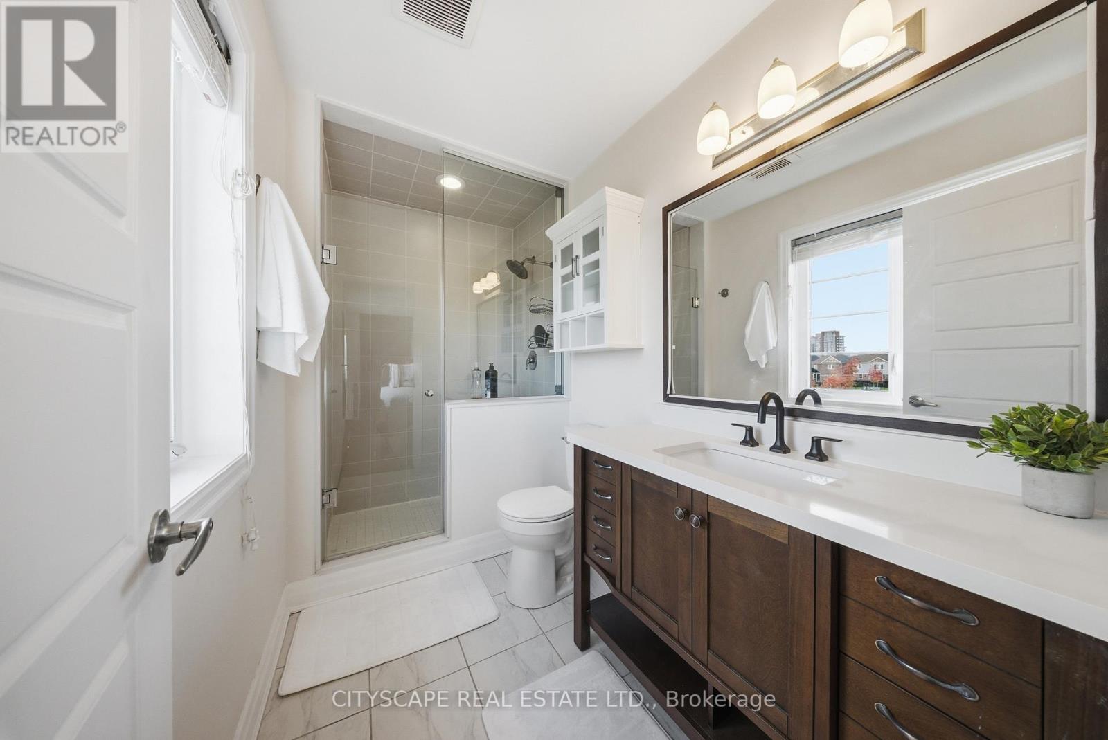 28 Celano Drive, Hamilton, ON - Indoor Photo Showing Bathroom