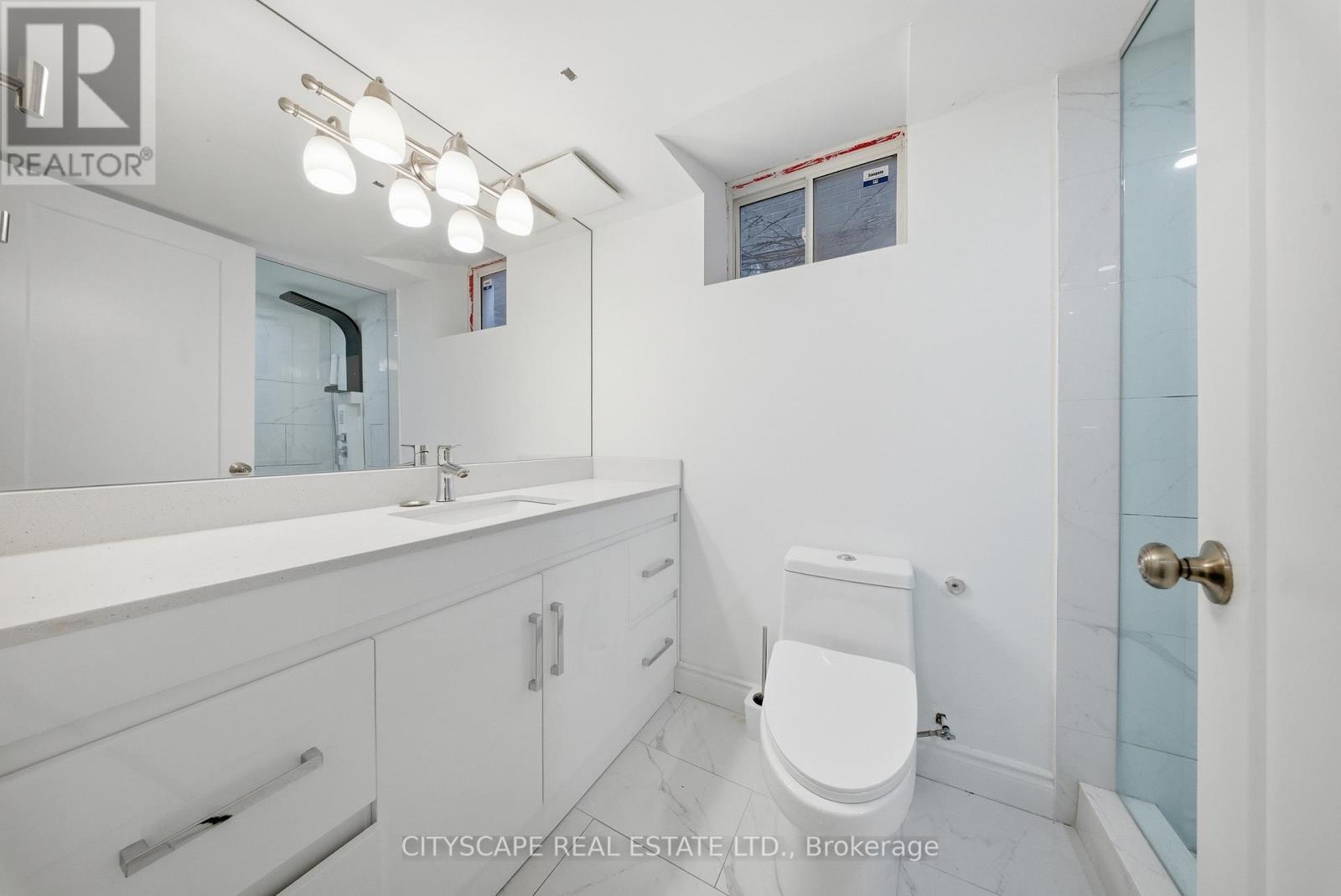 28 Celano Drive, Hamilton, ON - Indoor Photo Showing Bathroom