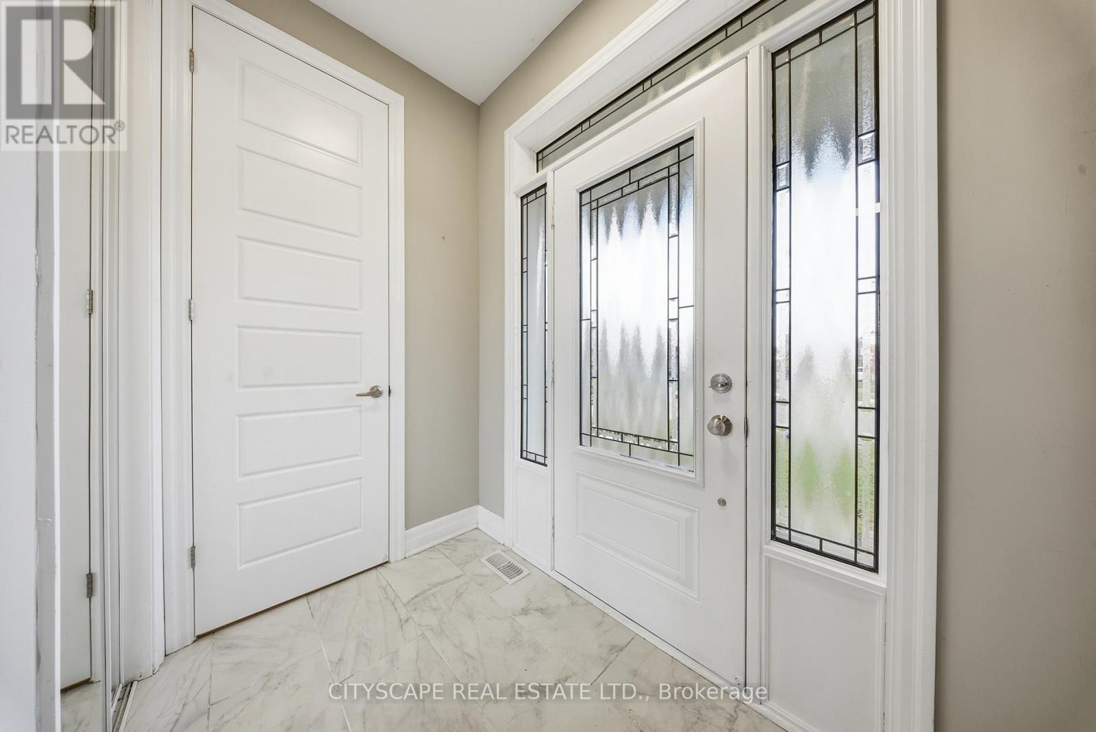 28 Celano Drive, Hamilton, ON - Indoor Photo Showing Other Room