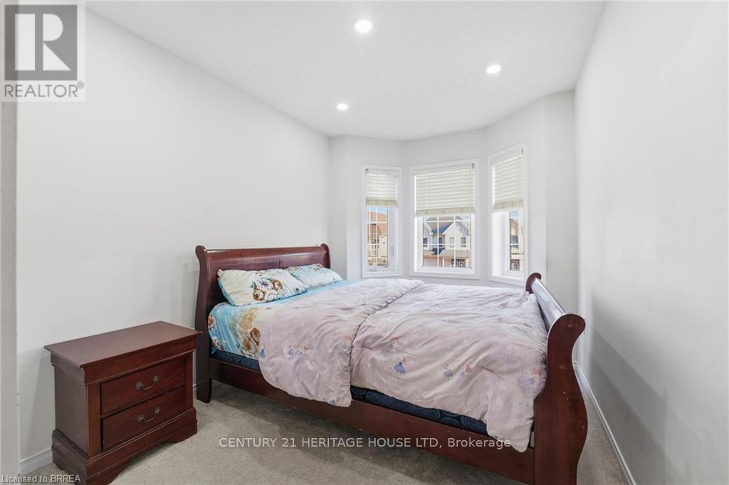 29 Arnold Marshall Boulevard, Haldimand, ON - Indoor Photo Showing Bedroom