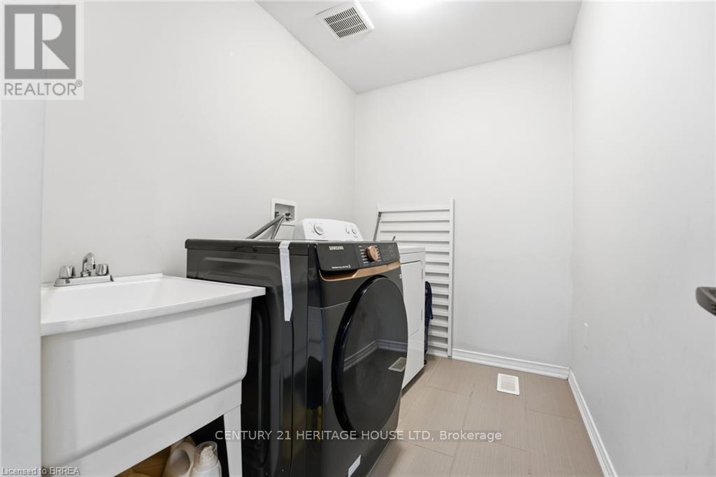 29 Arnold Marshall Boulevard, Haldimand, ON - Indoor Photo Showing Laundry Room