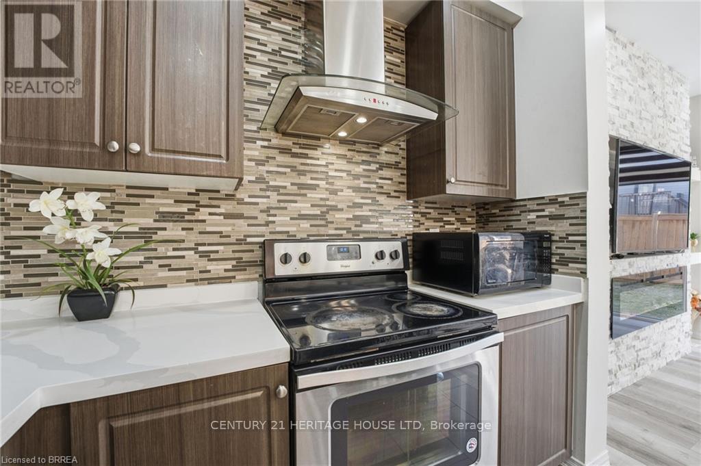 29 Arnold Marshall Boulevard, Haldimand, ON - Indoor Photo Showing Kitchen