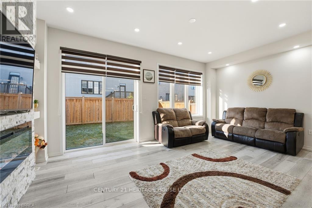 29 Arnold Marshall Boulevard, Haldimand, ON - Indoor Photo Showing Living Room With Fireplace