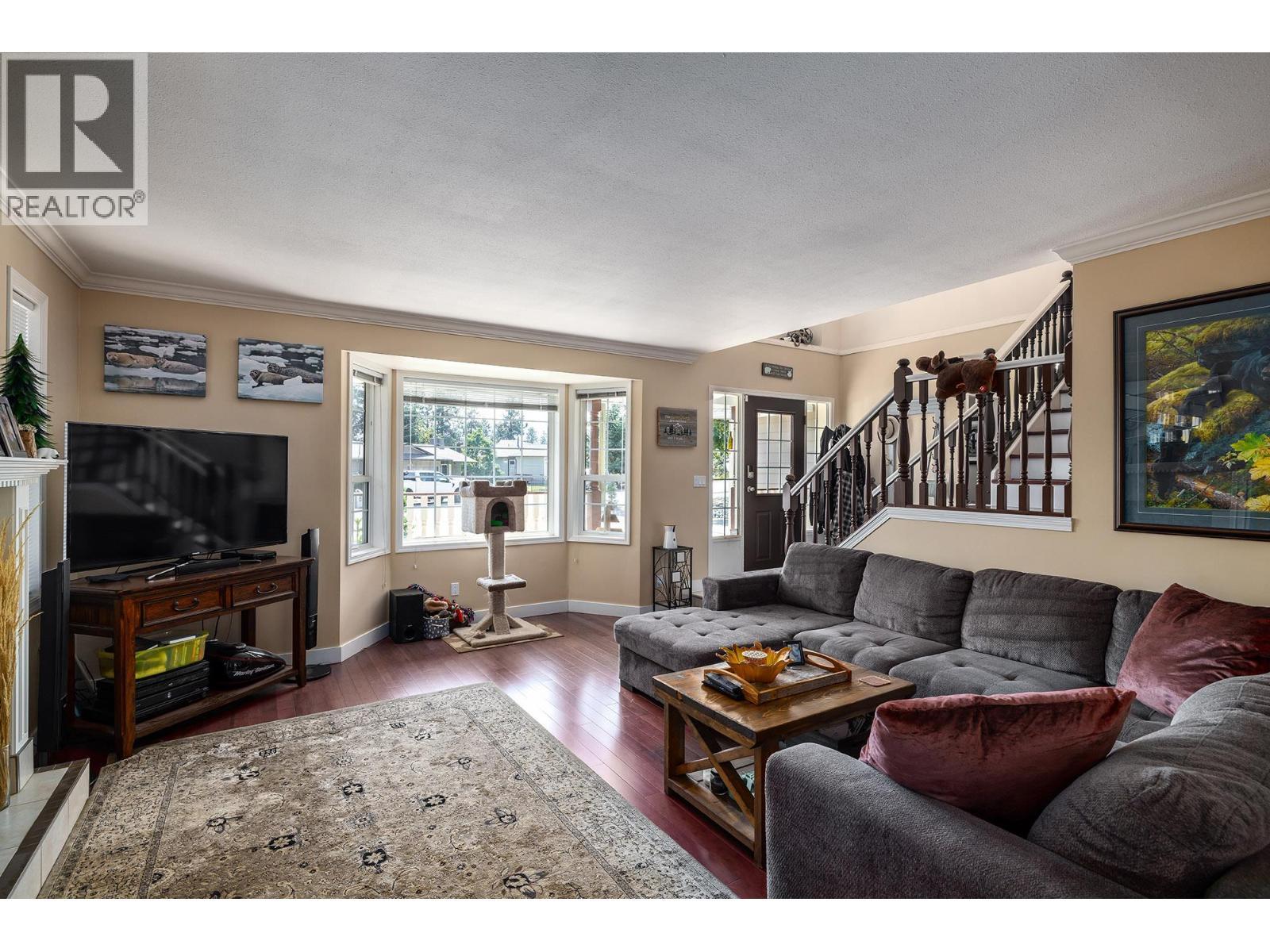 Family Room - 4210 6Th Avenue, Peachland, BC - Indoor Photo Showing Living Room