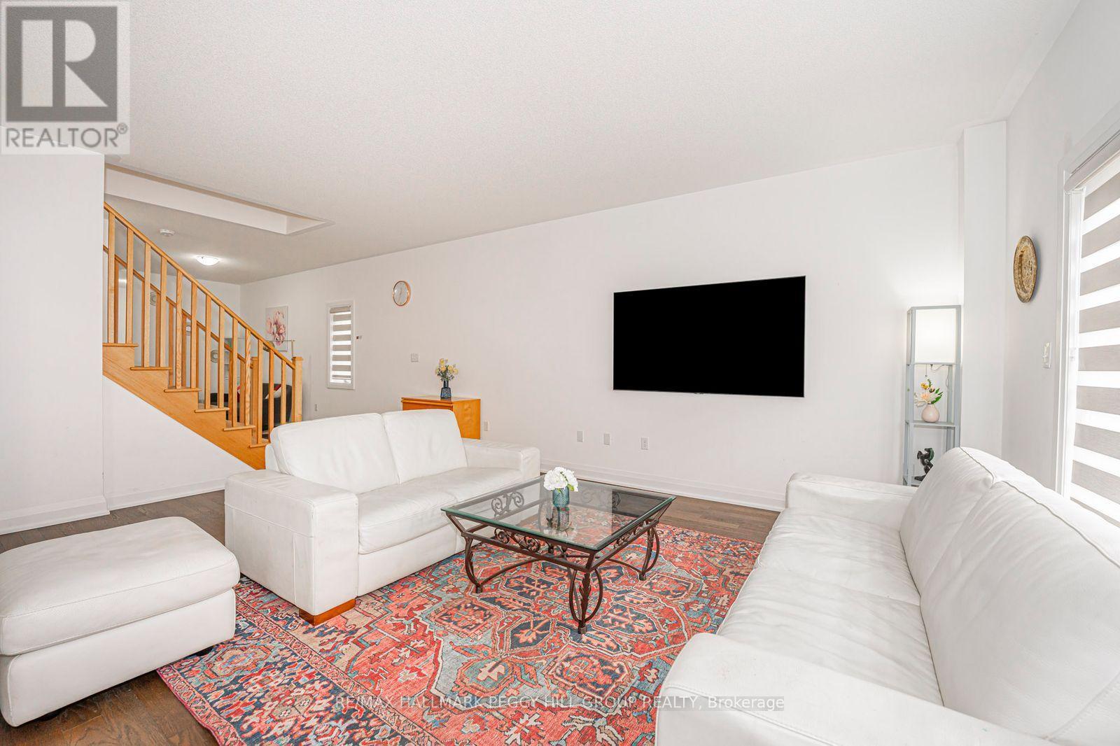 42 Alaskan Heights, Barrie, ON - Indoor Photo Showing Living Room