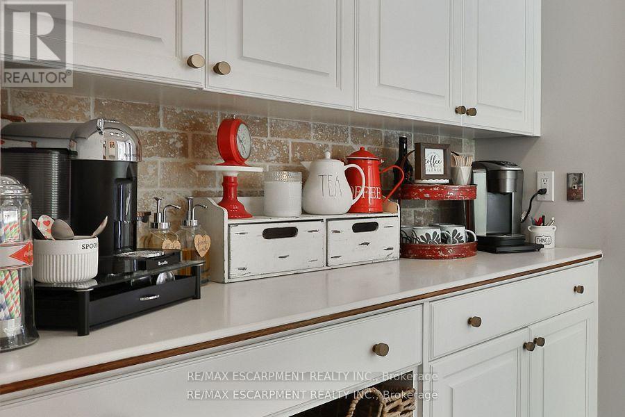 3555 Kingbird Court, Mississauga, ON - Indoor Photo Showing Kitchen