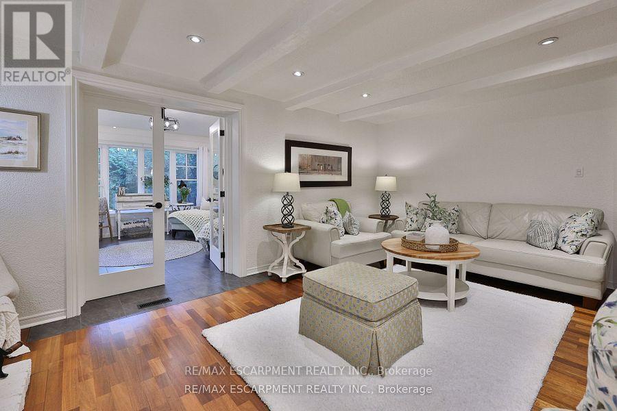 3555 Kingbird Court, Mississauga, ON - Indoor Photo Showing Living Room