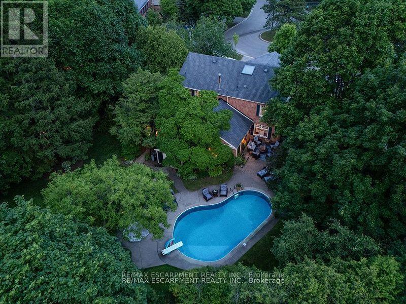 3555 Kingbird Court, Mississauga, ON - Outdoor With In Ground Pool