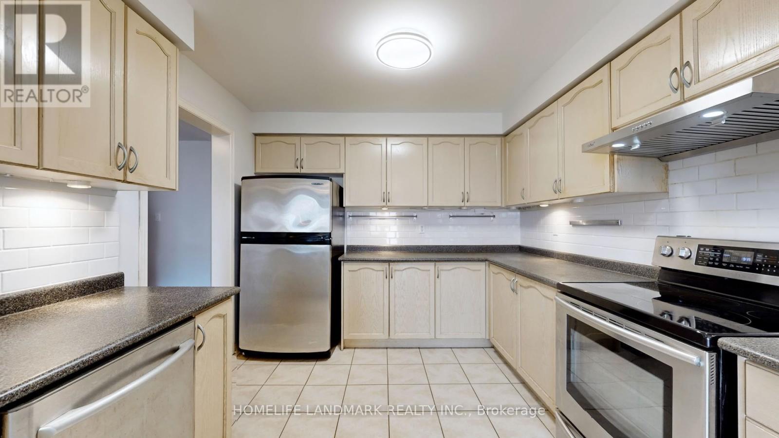 60 Cariglia Trail, Markham, ON - Indoor Photo Showing Kitchen